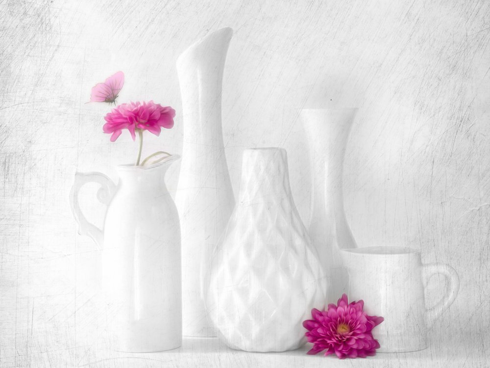 ピンクの花と白い花瓶 作： 
