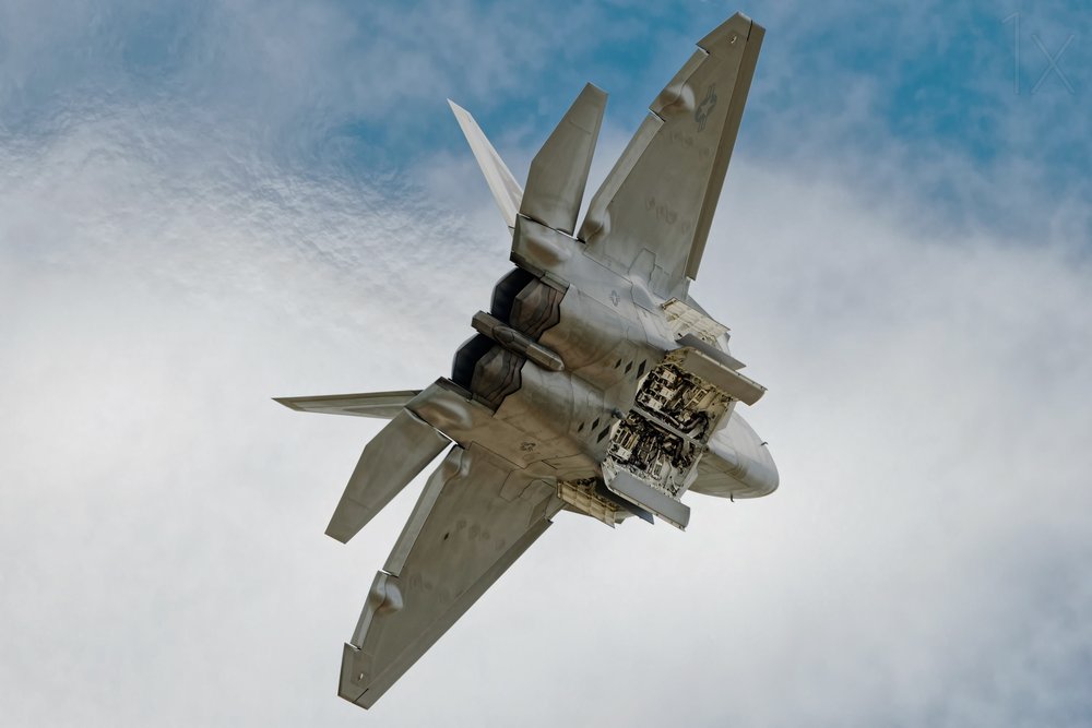 ダイナミックな戦闘機の飛行 作： 