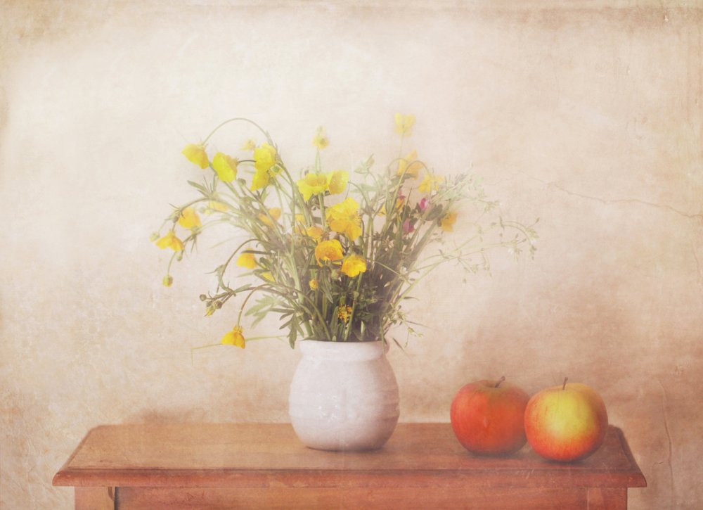 黄色い花々の静物画 作： 