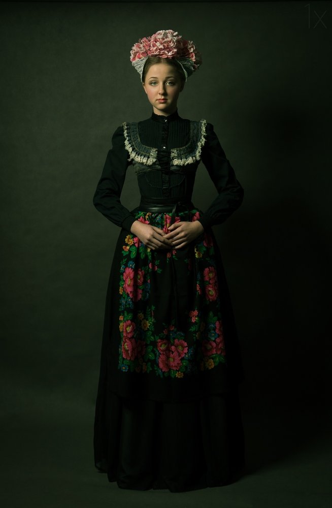 若い女性のフローラル・フォーク 作： 