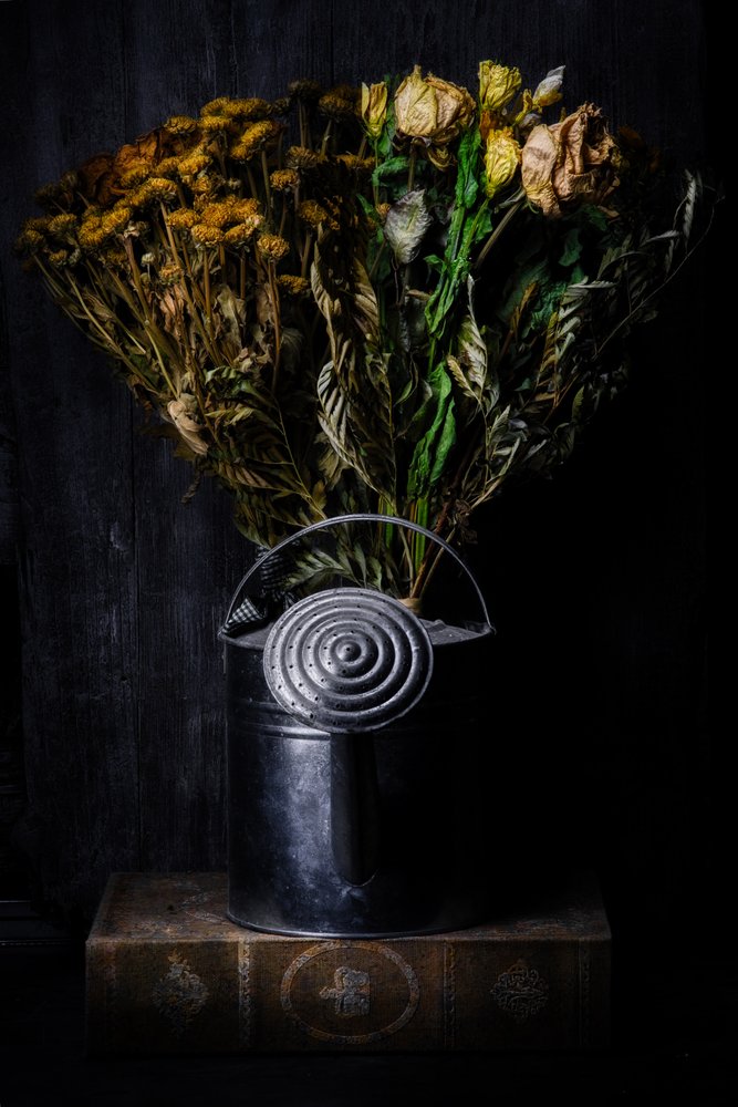 ムーディな花の静物画 作： 