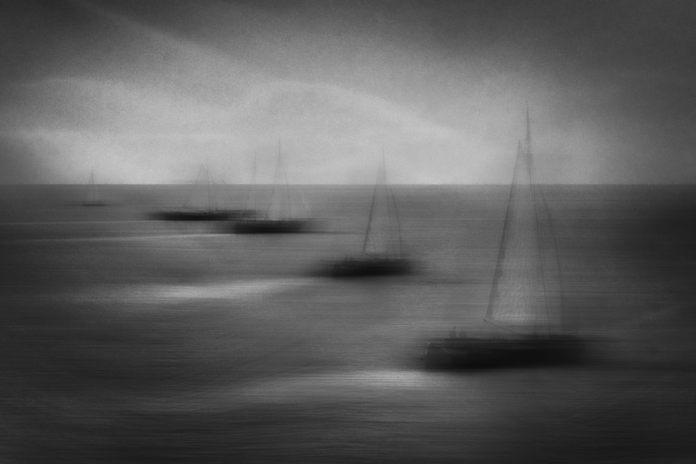 海に浮かぶぼやけた帆船 作： 
