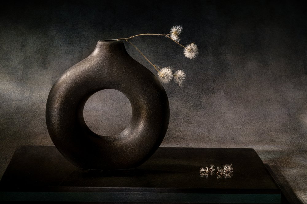 優雅な暗色の花瓶 作： 