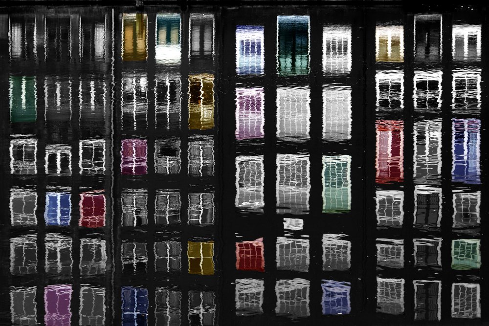 色とりどりの窓に映る景色 作： 