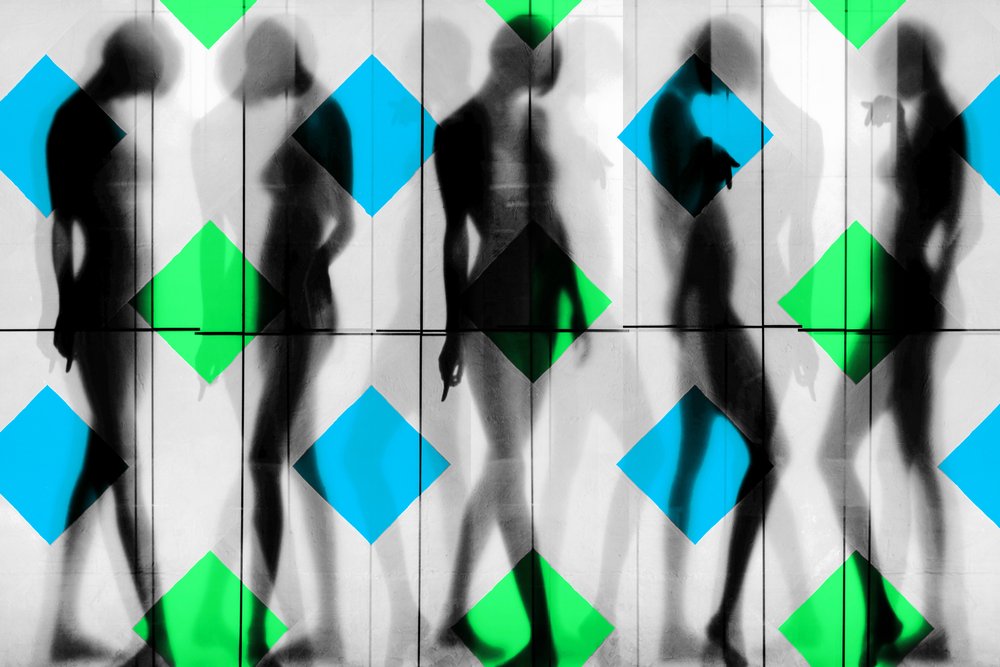 ダイヤモンドをあしらった動きのあるシルエット 作： 