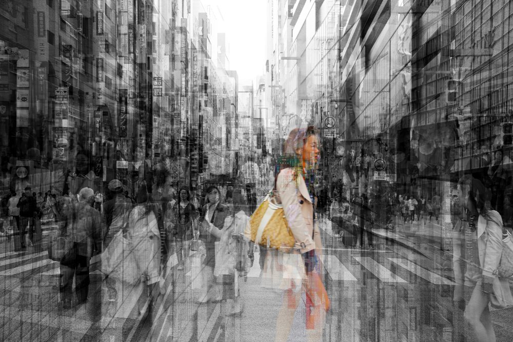 笑顔の女性と街歩き 作： 