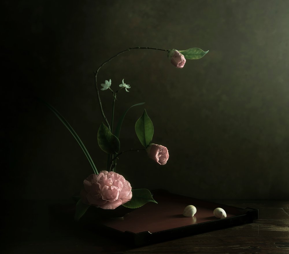 ピンクのツバキの花生け 作： 