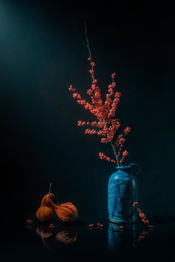 秋のベリー ブルーの花瓶 作： 
