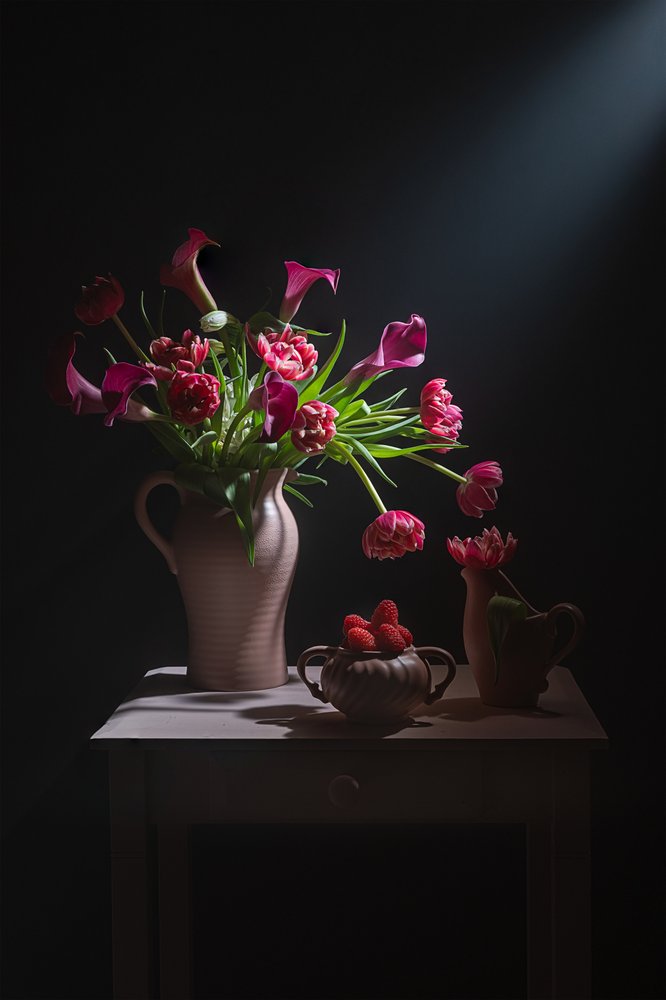 ドラマチックなピンクの花々の静物画 作： 