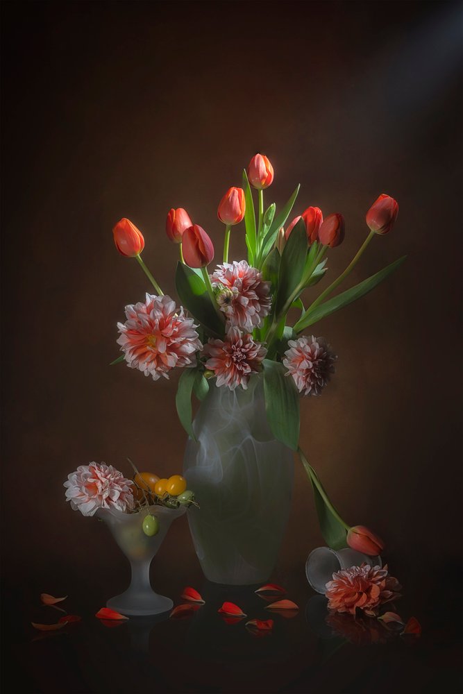 優雅な花の静物画 作： 