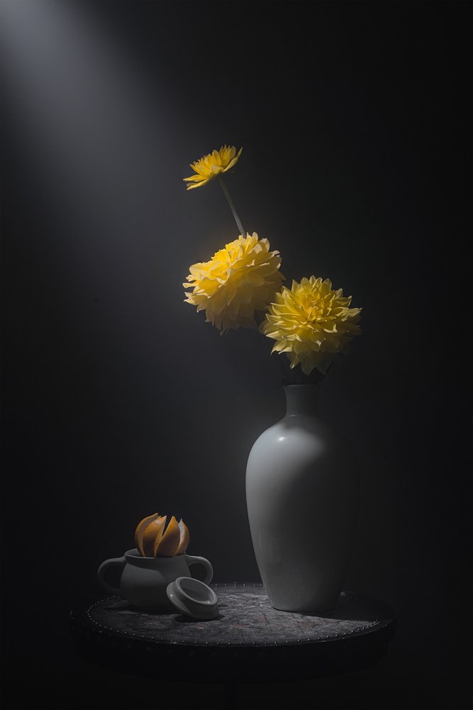 「黄金の花々」の静物画 作： 