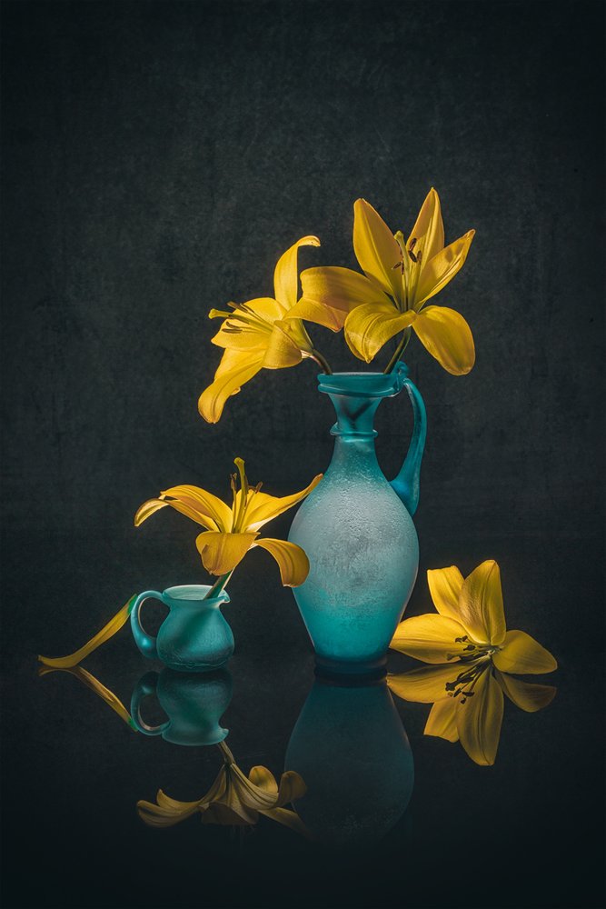 ゴールデン・リリーズ ティール色の花瓶 作： 