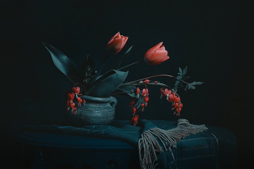 ムーディな花の静物画 作： 