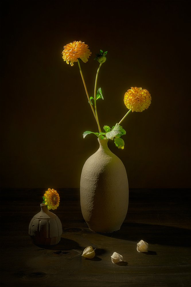 ムーディな花の静物画 作： 