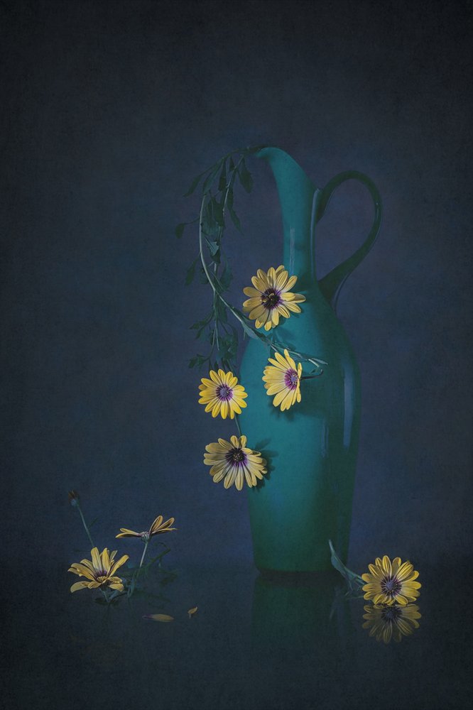 ムーディな花の静物画 作： 