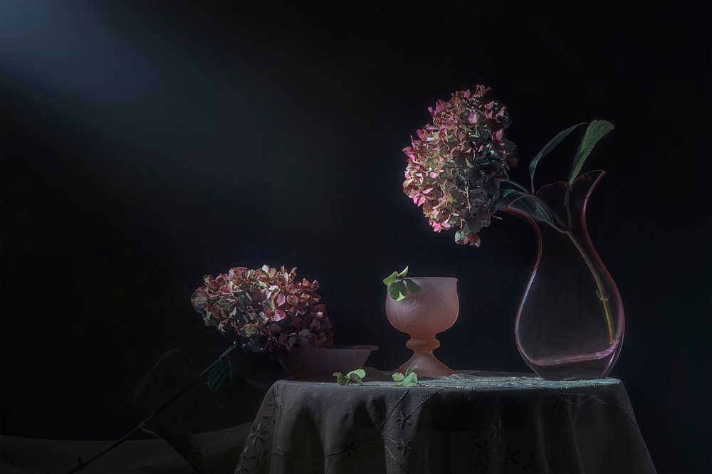 ムーディなアジサイの静物画 作： 