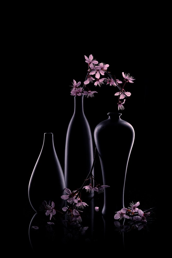 ピンクの花とダークカラーの花瓶 作： 