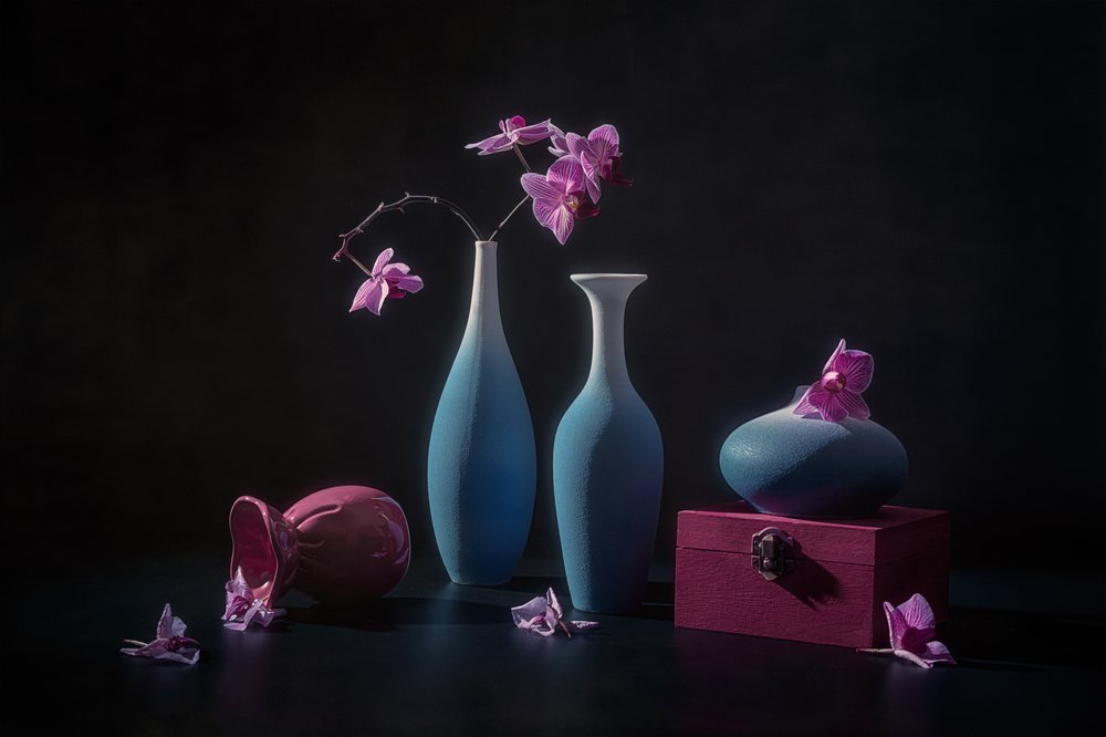 ピンクの蘭と花瓶 作： 