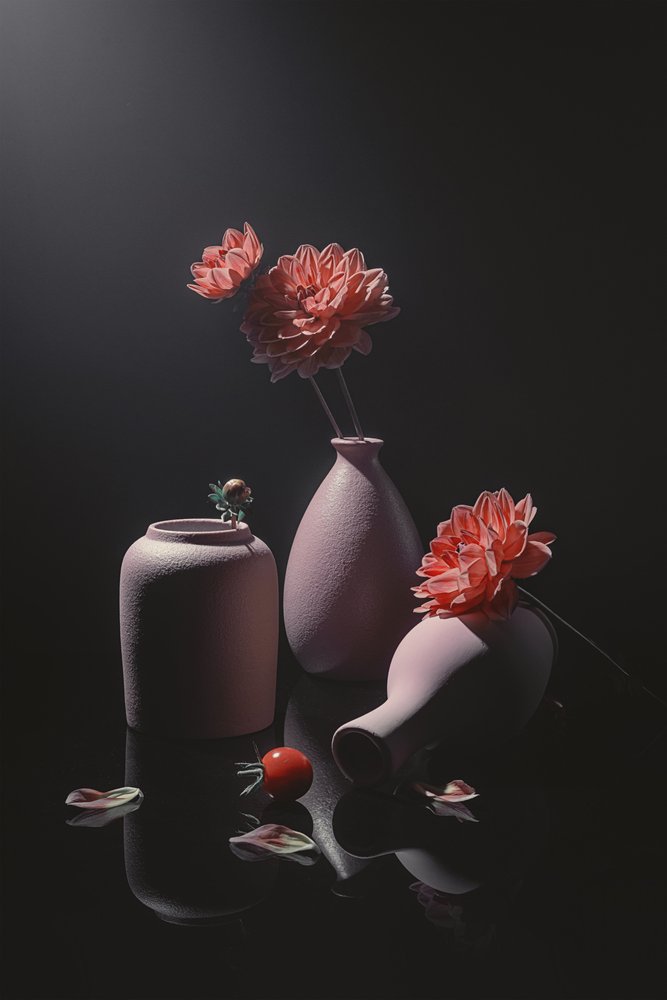 静かなピンクの花々の静物画 作： 