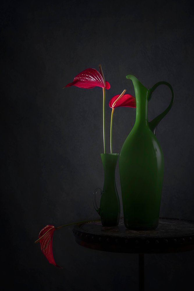 赤いアンスリウムと緑の花瓶 作： 