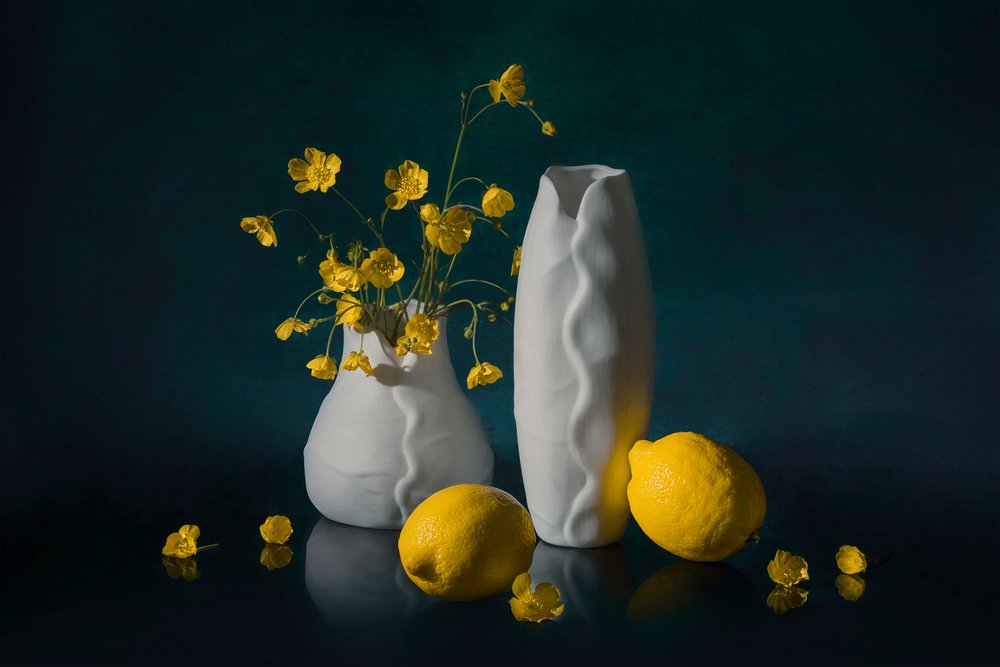 鮮やかな花の静物画 作： 
