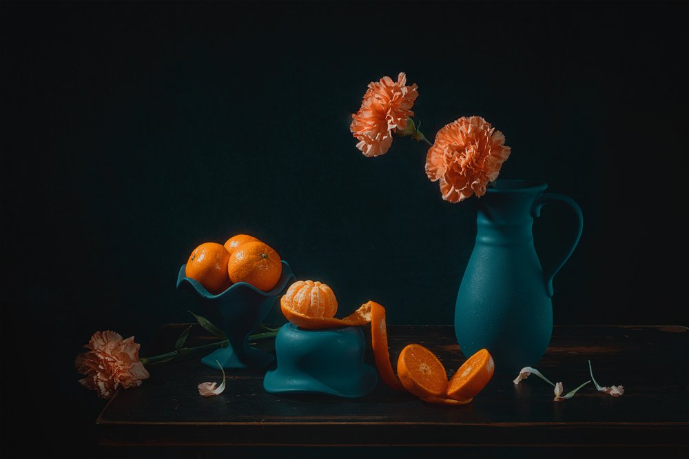 鮮やかなオレンジ色の静物画 作： 