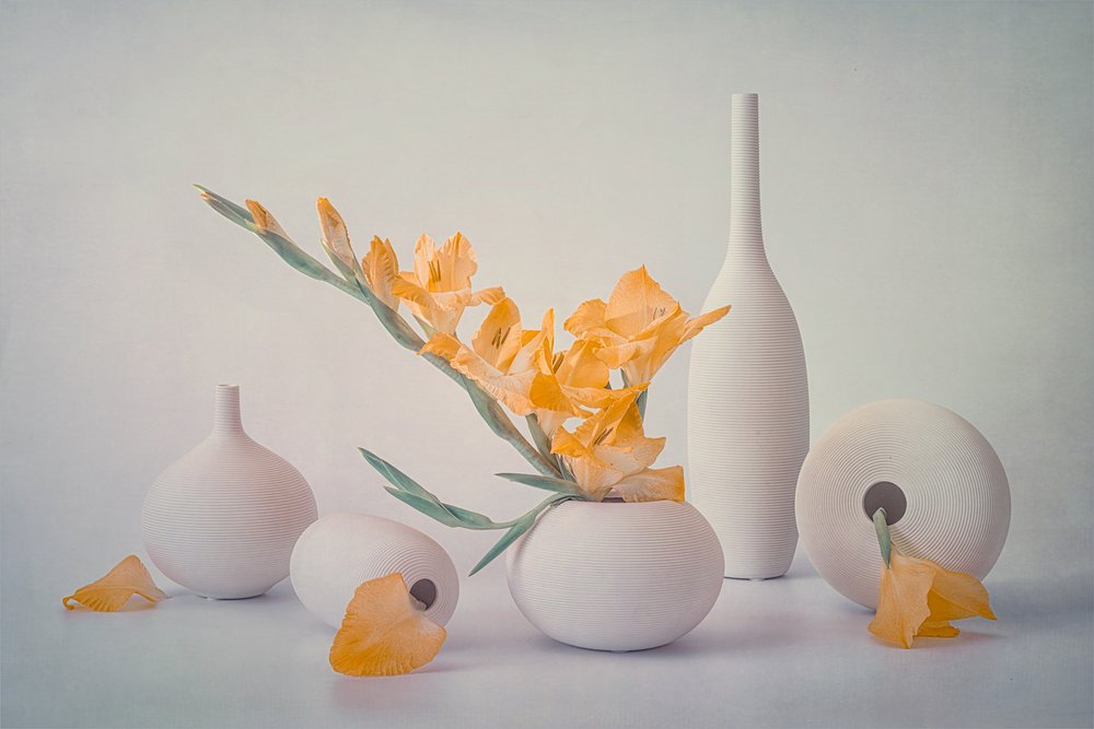 黄色い花が白い花瓶に咲く 作： 