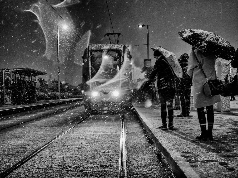 雪の降る中を走る路面電車 作： 