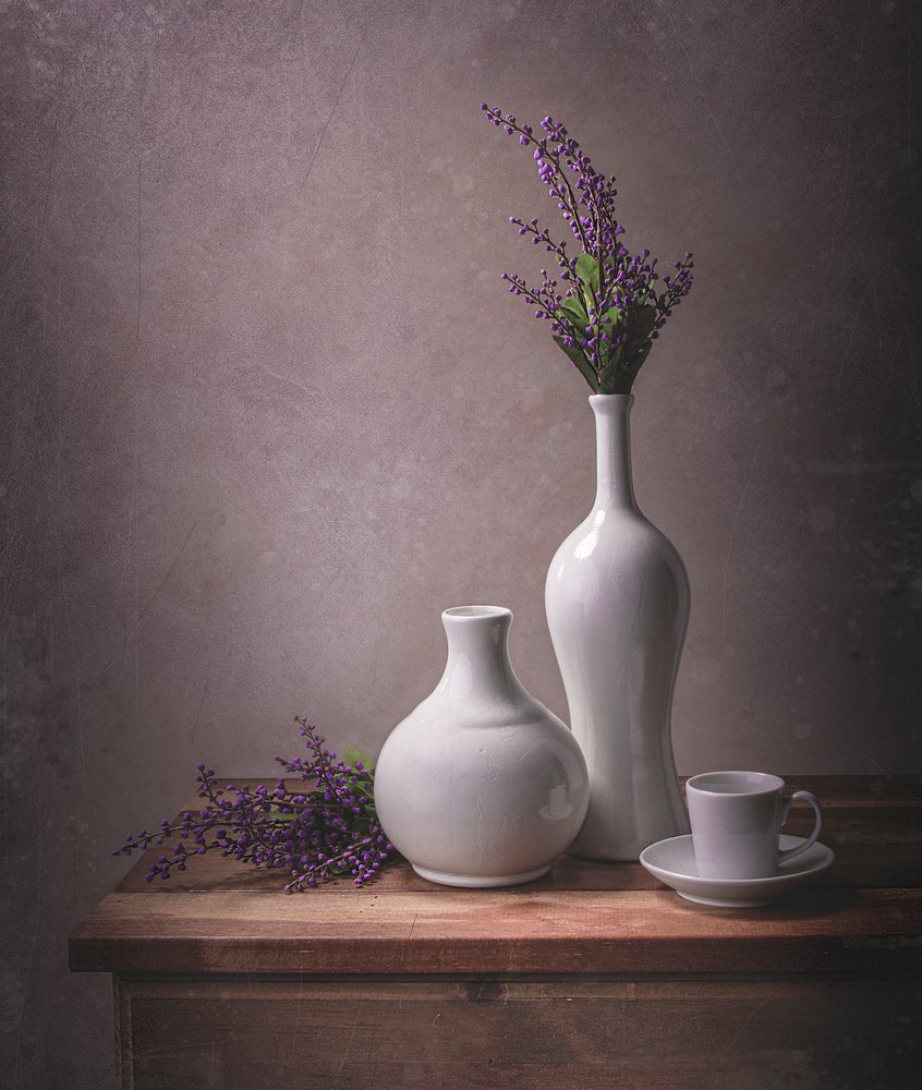 ラベンダーの花瓶の静物画 作： 
