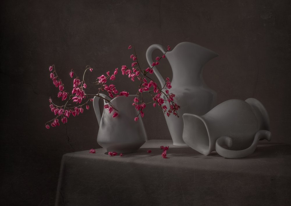 ピンクの花と白い水差し 作： 