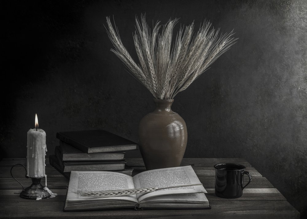 静かなキャンドルライトの下での読書 作： 