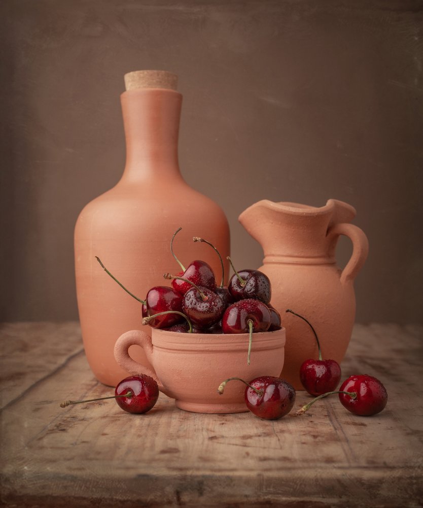 素朴なサクランボと陶器 作： 