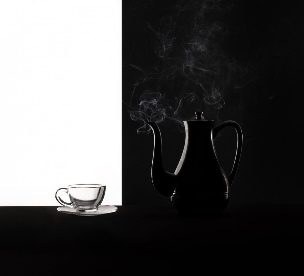湯気を立てるコーヒーとの対比 作： 