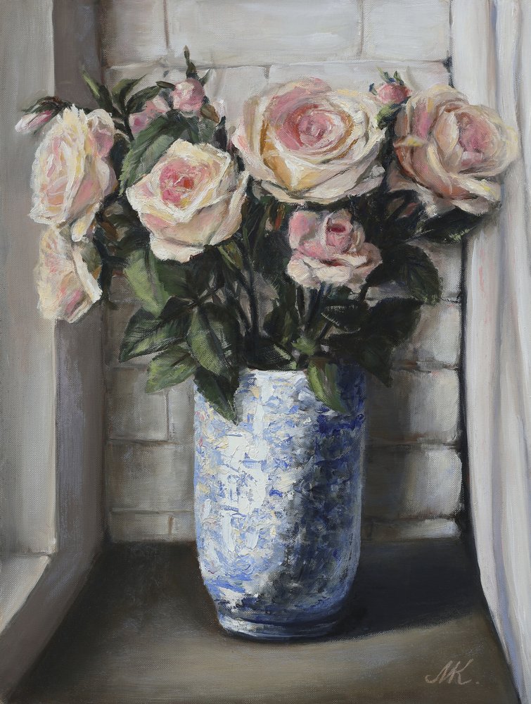 窓辺のピンクのバラ - 青い陶器の花瓶の絵画 作： 