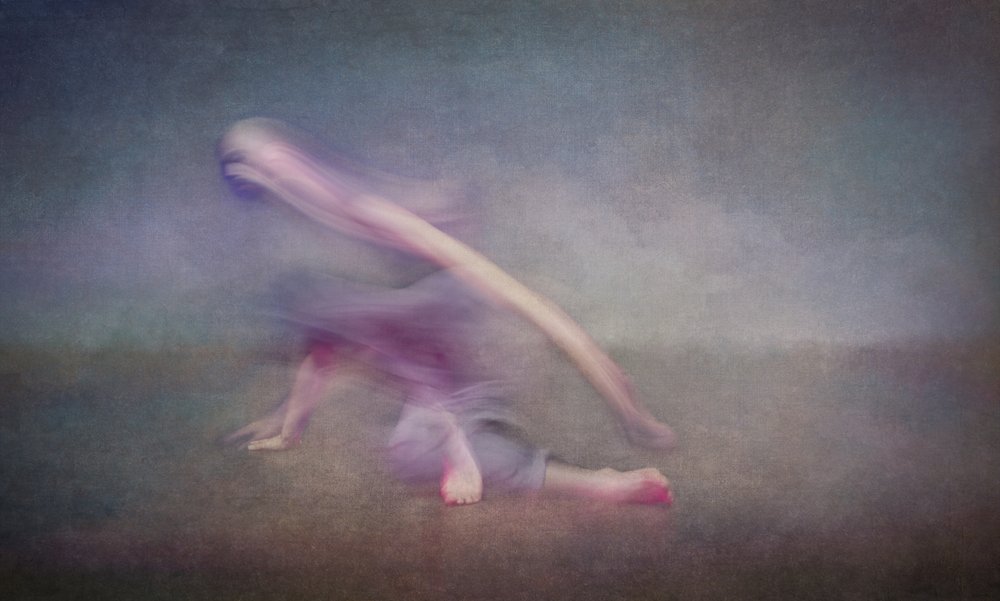 抽象的なダンスの動き 作： 