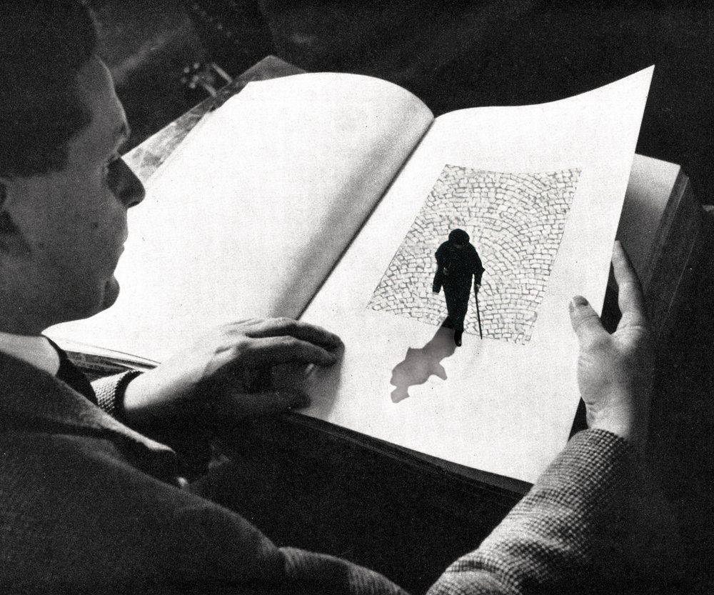 『孤独な旅』を読む男 作： 