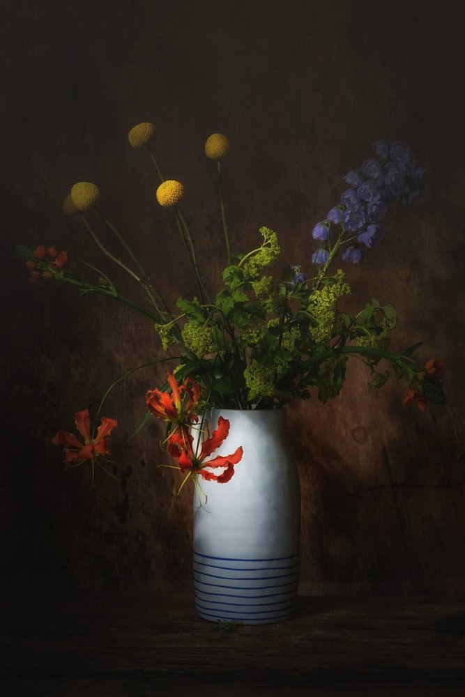 優雅な花の静物画 作： 