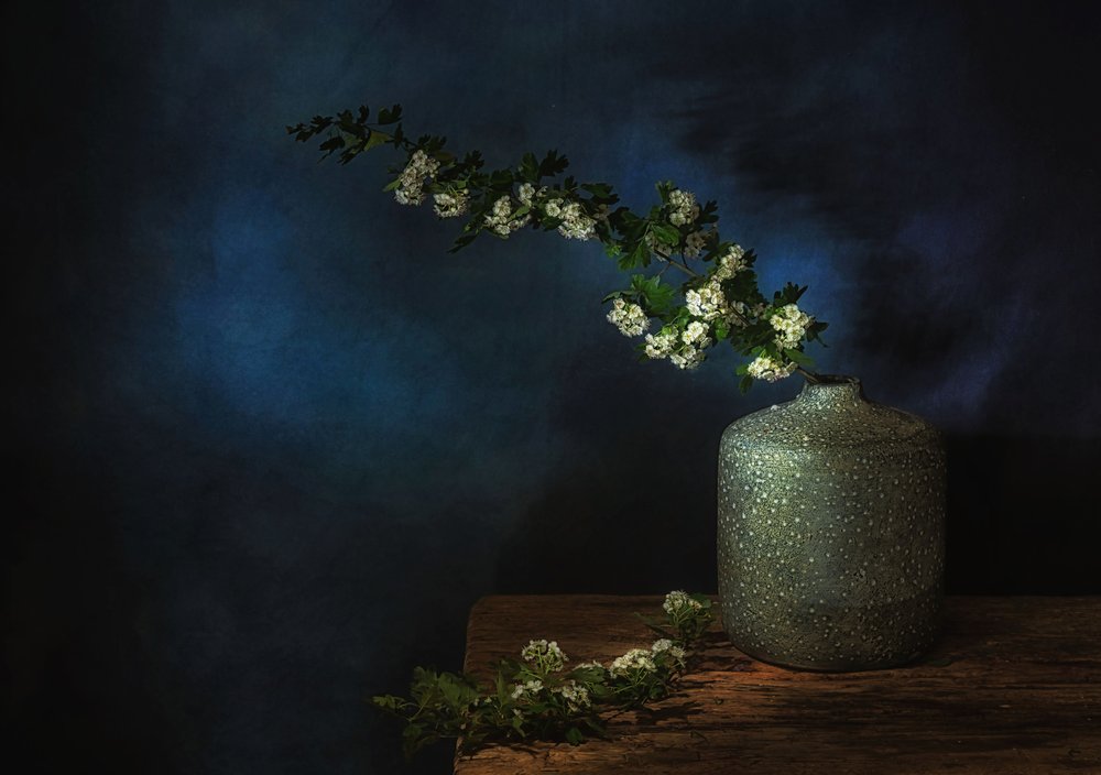 ムーディな花の静物画 作： 