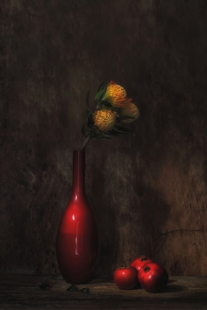 赤い花瓶の花の静物画 作： 