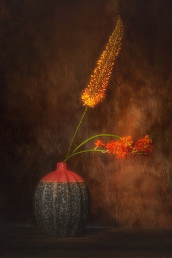 温かみのある色調の花の静物画 作： 