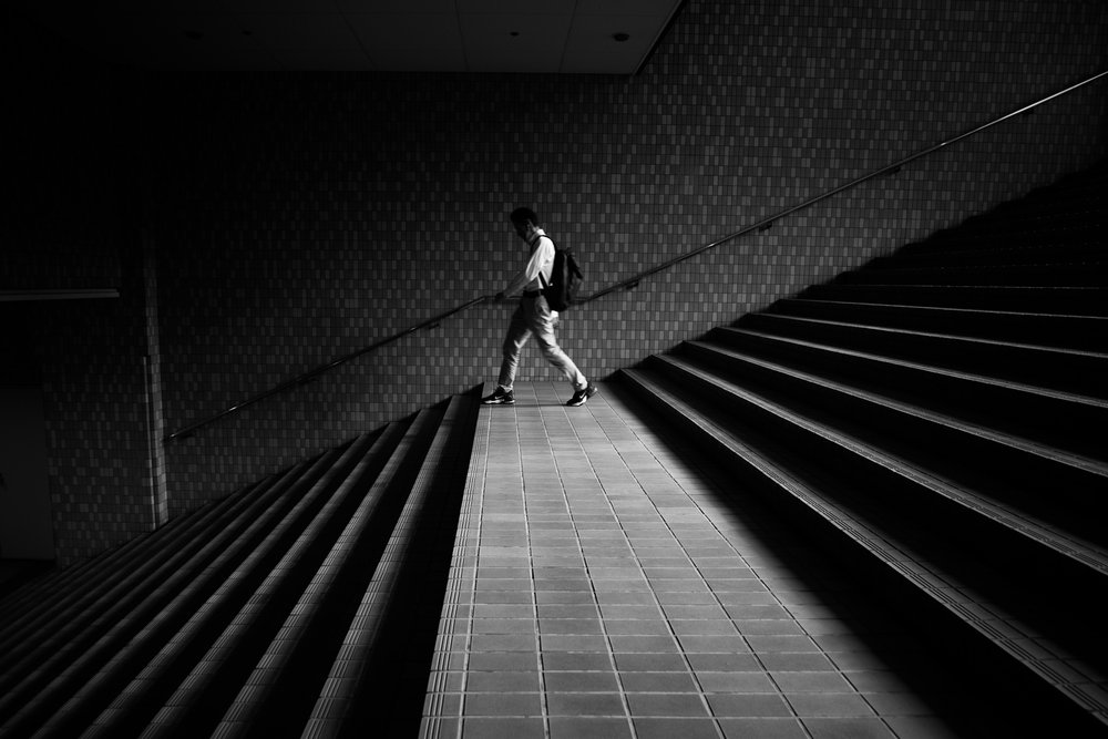 幾何学的な階段の上の男 作： 