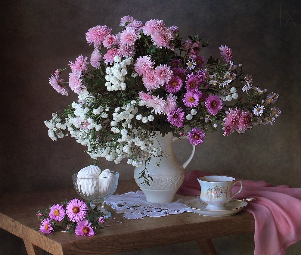ほのぼのとした花の静物画 作： 