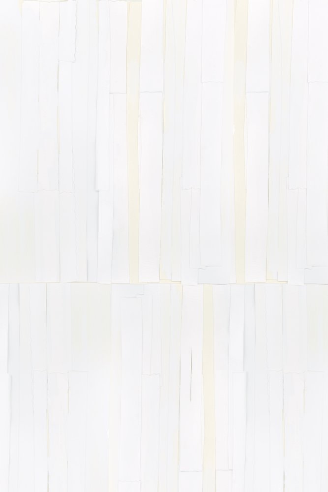 白い縦長の抽象画 作： 