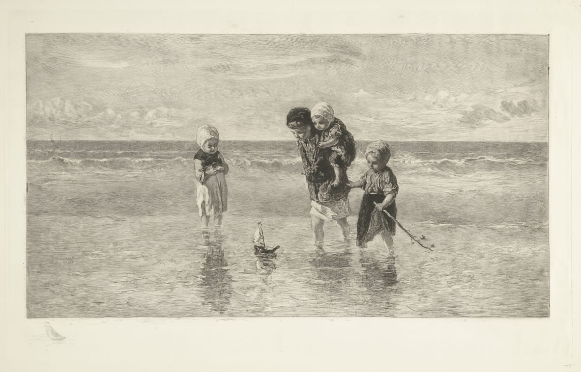 浅い海のビーチでおもちゃのボートで遊ぶ 4 人の子供 海の子供たち