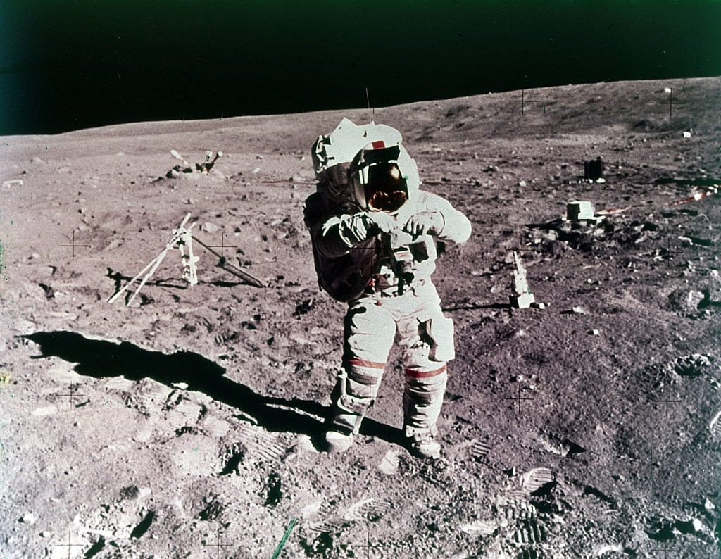 1972 年 4 月、アポロ 16 号ミッションで月面に立つジョン ヤング宇宙飛行士。                                    アート作品の設定をする