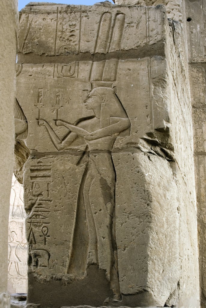 エジプトの古代遺物：両手にシストを持つハトホル女神を描いたレリーフの詳細（エジプト・ルクソールのラマッセウム遺跡にあるファラオ・ラムセス2世（紀元前1279～1213年）に捧げられた葬祭殿）。                                    アート作品の設定をする