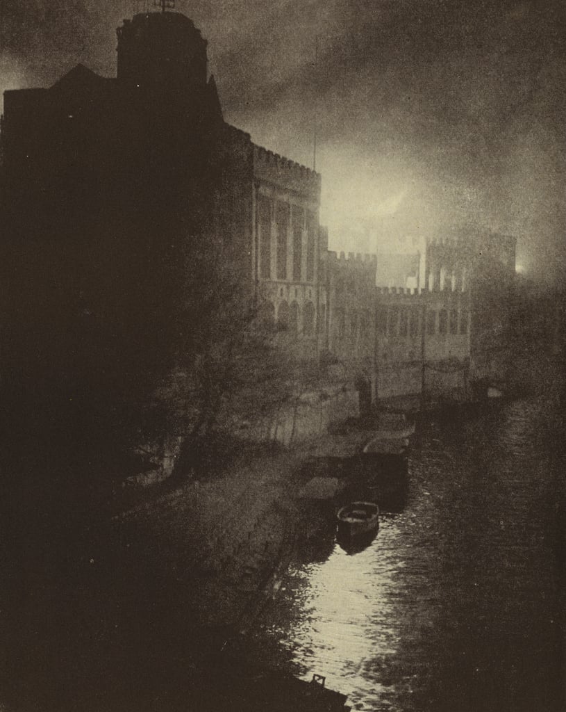 第二次世界大戦中の1942年4月、ドイツ軍の空襲により破壊されたヨークの中世のギルドホール（モノクロ写真）。