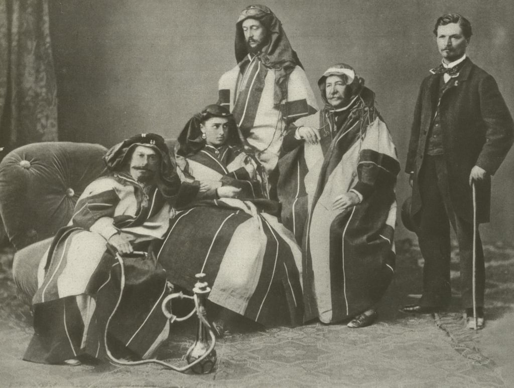 スエズ運河で作業するフェルディナン・デ・レセップス（右から2番目）（モノクロ写真