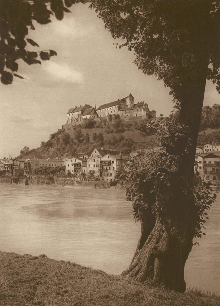 ザルツァッハのブルクハウゼン。 ザルツァッハのブルクハウゼン (白黒写真)