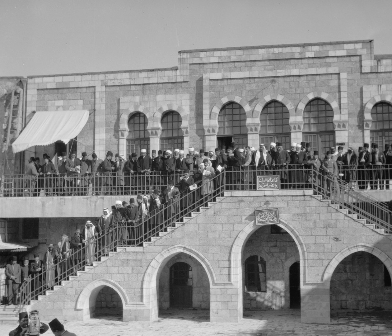 アントニアの塔の敷地にあるローダットエルマレフ学校でのアラブ会議、1929年（bw写真） 作： 不明不明